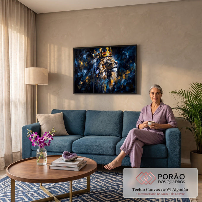 Quadro Decorativo Grande Leão com Coroa Azul para Sala | quadros decorativos para sala de estar | leão de perfil com coroa dourada sobre fundo azul escuro com respingos de tinta | em ambiente 3 | Porao dos Quadros