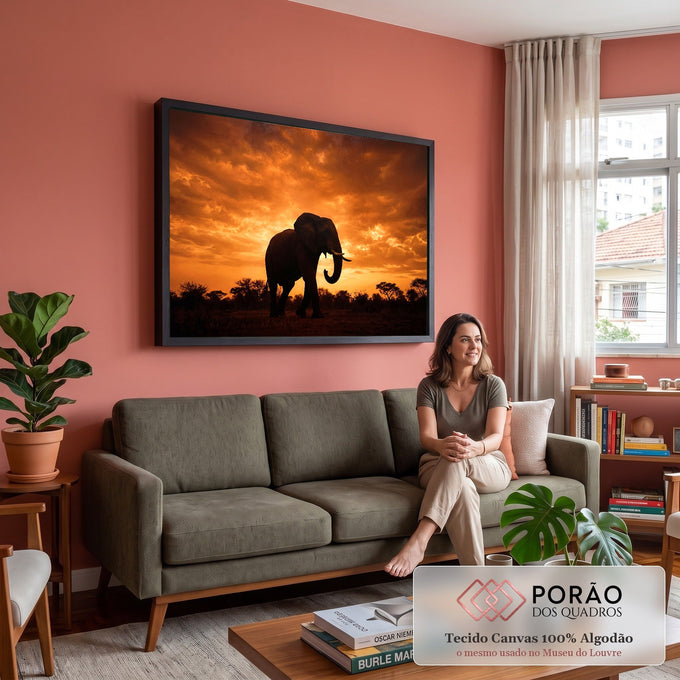 Silhueta de elefante africano com presas sob céu laranja de pôr do sol na savana, quadro decorativo