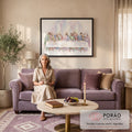 Quadro Decorativo Grande Santa Ceia Sala para Sala Roxo | quadros decorativos para sala de estar | reinterpretação em aquarela da Última Ceia com tons pastel e figura central com halo | em ambiente 3 | Porao dos Quadros