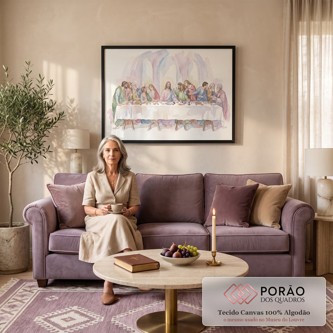 Quadro Decorativo Grande Santa Ceia Sala para Sala Roxo | quadros decorativos para sala de estar | reinterpretação em aquarela da Última Ceia com tons pastel e figura central com halo | em ambiente 3 | Porao dos Quadros