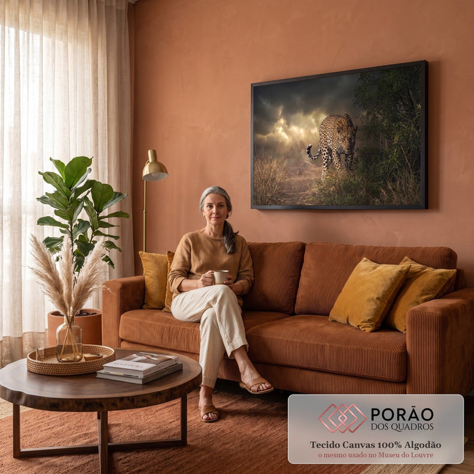 Leopardo de olhar fixo caminhando no capim seco sob céu tempestuoso com luz dourada, quadro decorativo