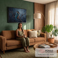 Quadro Decorativo Grande Martim-Pescador Pássaro para Sala | quadros decorativos para sala de estar | martim-pescador azul e laranja pousado em galho seco com fundo escuro nebuloso | em ambiente 3 | Porao dos Quadros
