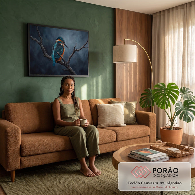 Quadro Decorativo Grande Martim-Pescador Pássaro para Sala | quadros decorativos para sala de estar | martim-pescador azul e laranja pousado em galho seco com fundo escuro nebuloso | em ambiente 3 | Porao dos Quadros