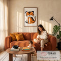 Ilustração de tigrinho laranja com listras pretas sentado em fundo creme, quadro decorativo