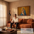 Nossa Senhora de manto azul abraçando o Menino Jesus sobre fundo de espirais douradas, quadro decorativo