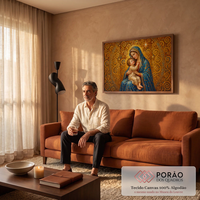 Nossa Senhora de manto azul abraçando o Menino Jesus sobre fundo de espirais douradas, quadro decorativo