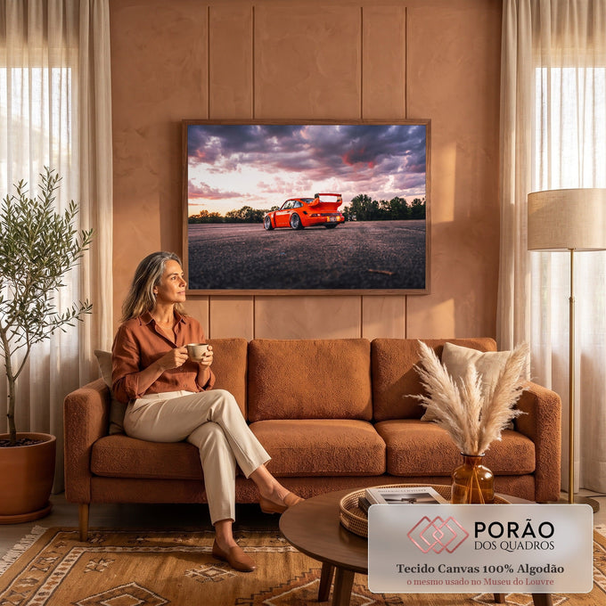 Porsche 911 laranja com aerofólio em asfalto sob céu roxo e rosa ao pôr do sol, quadro decorativo