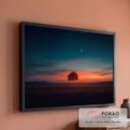 Árvore solitária em campo ao pôr do sol laranja, céu azul-petróleo e lua crescente, quadro decorativo
