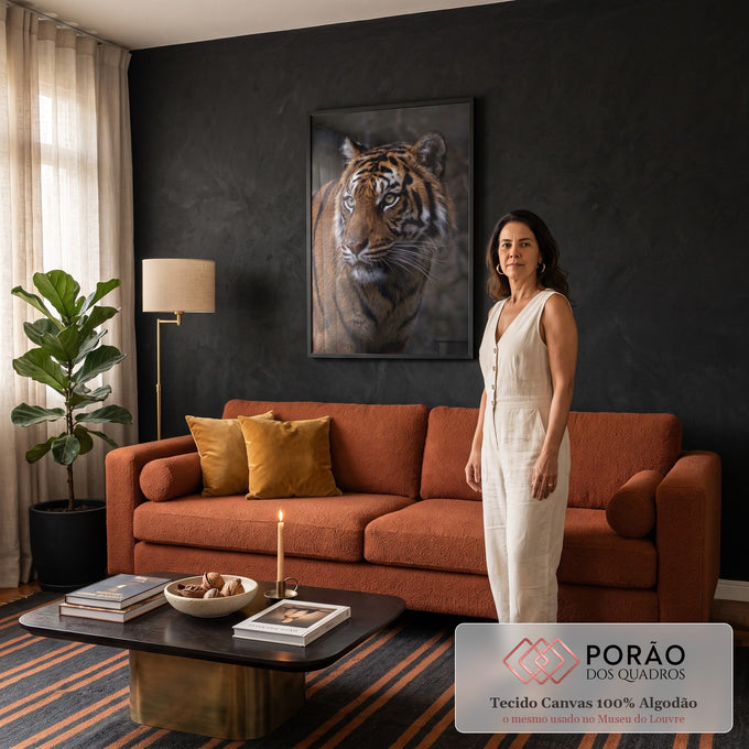 Tigre em close com listras laranja e pretas e olhos verdes sobre fundo escuro, quadro decorativo