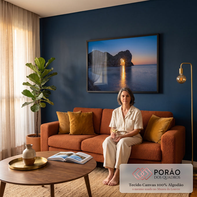 Quadro Decorativo Grande Arco de Pedra para Sala Azul | quadros decorativos para sala de estar | arco de rocha natural com lua cheia brilhando ao entardecer sobre o mar calmo | em ambiente 3 | Porao dos Quadros