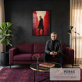 Gangster de terno preto e rosa na lapela caminhando entre prédios vermelhos em névoa, quadro decorativo