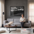 Quadro Decorativo Grande Ovelha Solitária para Sala Preto | quadros decorativos para sala de estar | ovelha branca solitária em colina de grama com fundo de morros escuros e céu nublado dramático | em ambiente 3 | Porao dos Quadros