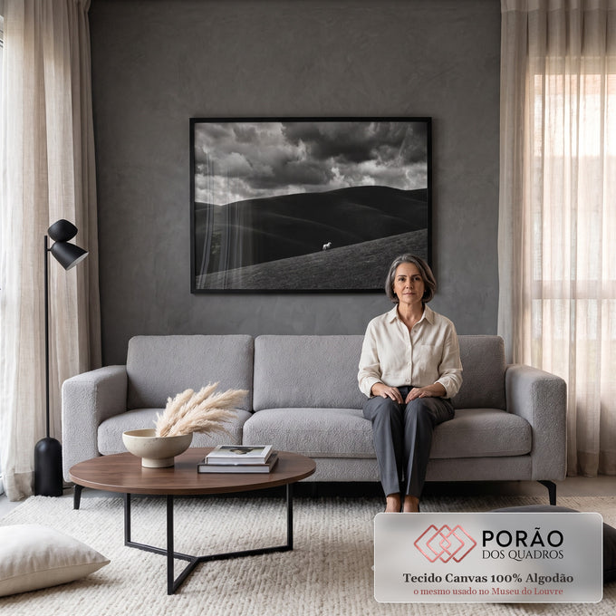 Quadro Decorativo Grande Ovelha Solitária para Sala Preto | quadros decorativos para sala de estar | ovelha branca solitária em colina de grama com fundo de morros escuros e céu nublado dramático | em ambiente 3 | Porao dos Quadros