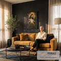 Quadro Decorativo Grande Sagrado Coração Auréola para Sala | quadros decorativos para sala de estar | Jesus Cristo apontando para coração flamejante dourado sobre fundo preto texturizado | em ambiente 3 | Porao dos Quadros