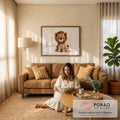Filhote de leão fofo sentado em pinceladas suaves marrons sobre fundo bege claro, quadro decorativo