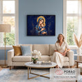 Nossa Senhora de manto azul ninando o Menino Jesus com auréola dourada e céu estrelado, quadro decorativo