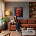 Galo com crista e barbela bordadas em flores vermelhas, olho laranja, fundo preto, quadro decorativo