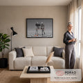 Quadro Decorativo Grande Figuras no Balanço para Sala Preto | quadros decorativos para sala de estar | mulher de chapéu xadrez e homem de terno sentados num balanço laranja sobre piso xadrez | em ambiente 3 | Porao dos Quadros