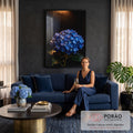 Hortênsia azul com gotas de orvalho em fundo escuro iluminado por luz dourada, quadro decorativo