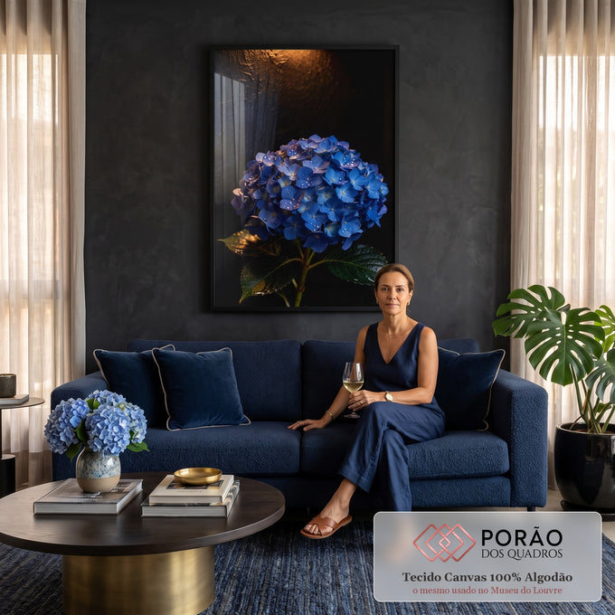 Hortênsia azul com gotas de orvalho em fundo escuro iluminado por luz dourada, quadro decorativo
