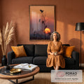 Quatro pássaros em silhueta num galho seco diante do sol se pondo em céu laranja, quadro decorativo