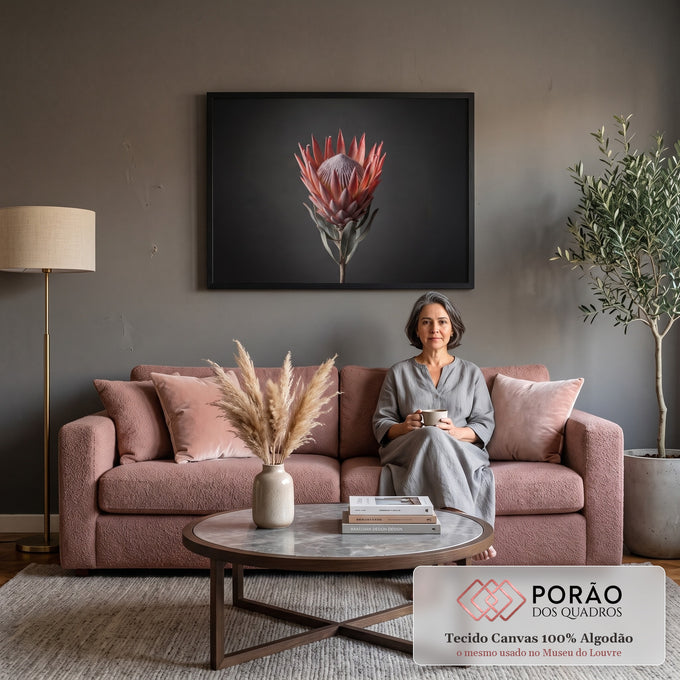 Flor protea-rei em tons de rosa e coral com folhas verde-acinzentadas sobre fundo cinza escuro, quadro decorativo