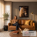 Quadro Decorativo Grande Cavalo para Sala Dourado | quadros decorativos para sala de estar | cavalo dourado em close com cabeçada preta e fundo escuro | em ambiente 3 | Porao dos Quadros
