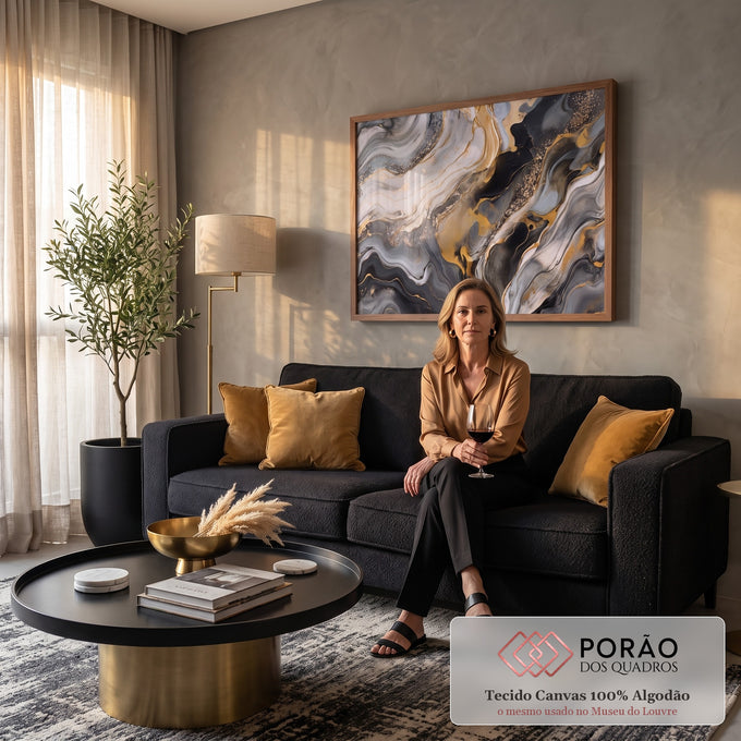 Quadro Decorativo Grande Mármore Líquido Preto para Sala | quadros decorativos para sala de estar | arte abstrata fluida com ondas pretas, brancas e douradas com brilho metálico | em ambiente 3 | Porao dos Quadros
