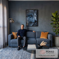 Close de lobo em perfil com olhos âmbar e pelagem cinza azulada sobre fundo escuro, quadro decorativo