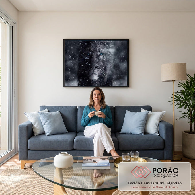 Quadro Decorativo Grande Leão na Neve para Sala Preto | quadros decorativos para sala de estar | leão em preto e branco com olhos azuis sob forte nevasca | em ambiente 3 | Porao dos Quadros