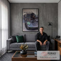 Pantera negra sentada no capô de Porsche cinza com aerofólio e faróis verdes neon, quadro decorativo