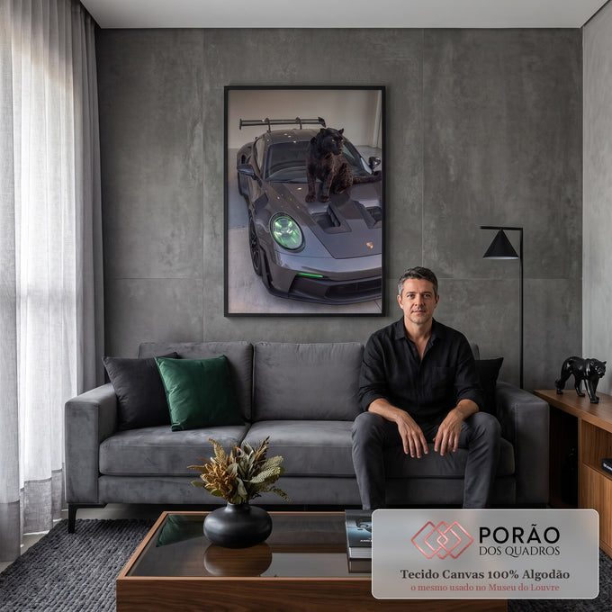 Pantera negra sentada no capô de Porsche cinza com aerofólio e faróis verdes neon, quadro decorativo