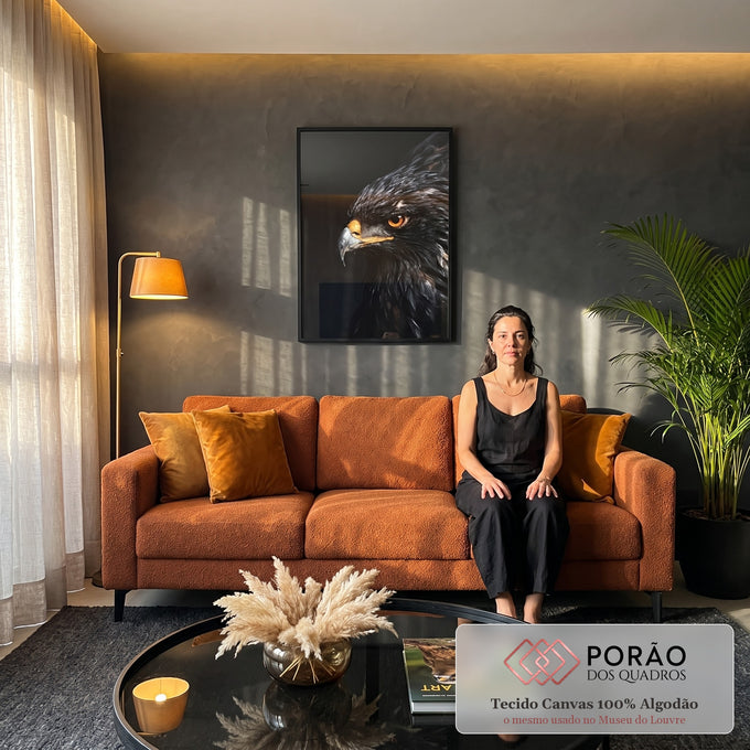 Quadro Decorativo Águia de Olhos Laranja em Fundo Preto | quadros decorativos para sala de estar | close de águia com olho laranja intenso e penas escuras sobre fundo preto | em ambiente 3 | Porao dos Quadros