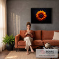 Quadro Decorativo Grande Flor com Gotas de Água para Sala | quadros decorativos para sala de estar | flor laranja em macro com gotas de água e reflexo sobre fundo preto | em ambiente 3 | Porao dos Quadros