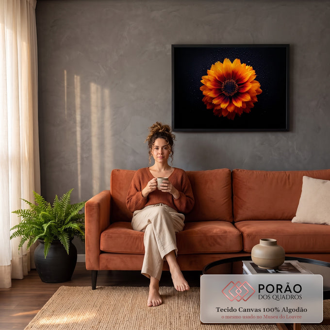 Quadro Decorativo Grande Flor com Gotas de Água para Sala | quadros decorativos para sala de estar | flor laranja em macro com gotas de água e reflexo sobre fundo preto | em ambiente 3 | Porao dos Quadros