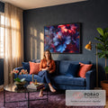 Quadro Decorativo Grande Hibiscos Azuis para Sala Azul | quadros decorativos para sala de estar | flores de hibisco em azul, roxo e vermelho com pistilos laranja sobre fundo escuro | em ambiente 3 | Porao dos Quadros