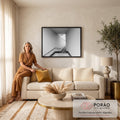 Fotografia preto e branco de escada de concreto com corrimão entre paredes claras, quadro decorativo