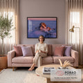 Quadro Decorativo Grande Pico Nevado para Sala Rosa | quadros decorativos para sala de estar | pico de montanha nevado emergindo de mar de nuvens sob céu rosa ao pôr do sol | em ambiente 3 | Porao dos Quadros