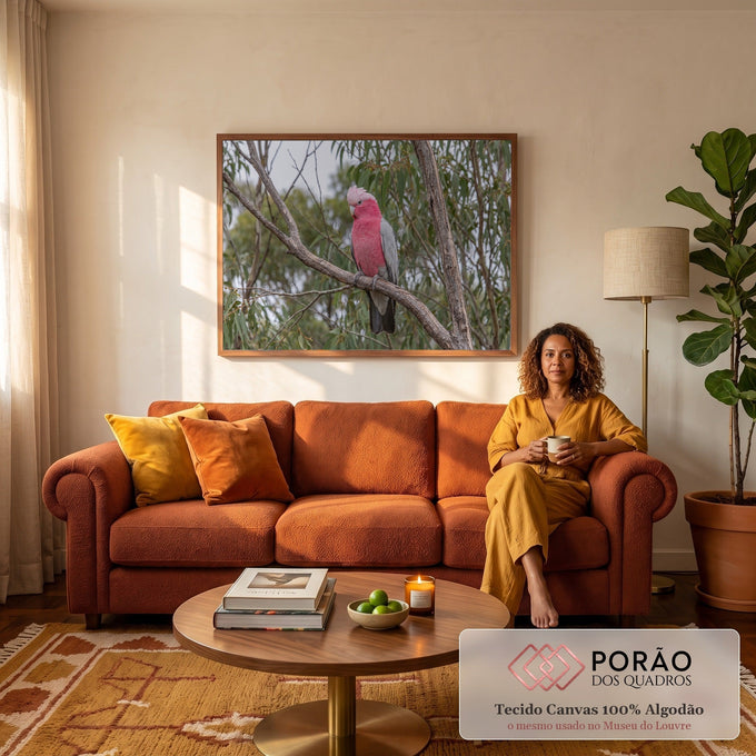 Cacatua-rosa de asas cinza pousada em galho seco entre folhas verdes de eucalipto, quadro decorativo