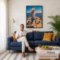 Quadro Decorativo Grande Marinheiro e Cacatua para Sala Azul | quadros decorativos para sala de estar | homem idoso de óculos amarelos no leme de um veleiro com cacatua no ombro | em ambiente 3 | Porao dos Quadros