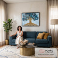 Quadro Decorativo Grande Árvore da Vida Azul para Sala | quadros decorativos para sala de estar | árvore dourada estilizada sobre fundo abstrato azul e preto tipo ocean art | em ambiente 3 | Porao dos Quadros