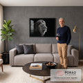 Leão majestoso de perfil com juba volumosa em fotografia preto e branco sobre fundo preto, quadro decorativo