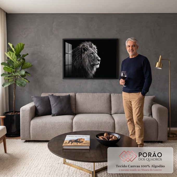 Leão majestoso de perfil com juba volumosa em fotografia preto e branco sobre fundo preto, quadro decorativo