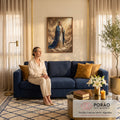 Quadro Decorativo Grande Nossa Senhora Auréola para Sala | quadros decorativos para sala de estar | Nossa Senhora de manto azul estrelado em oração sobre nuvens douradas | em ambiente 3 | Porao dos Quadros