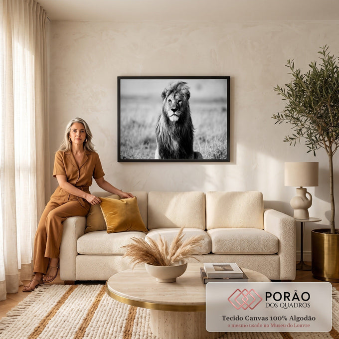 Leão de frente com a juba ao vento na savana, em fotografia preto e branco, quadro decorativo
