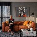 Figura surreal com máscaras de lábios vermelhos presas por fios e relógio antigo em poltrona, quadro decorativo