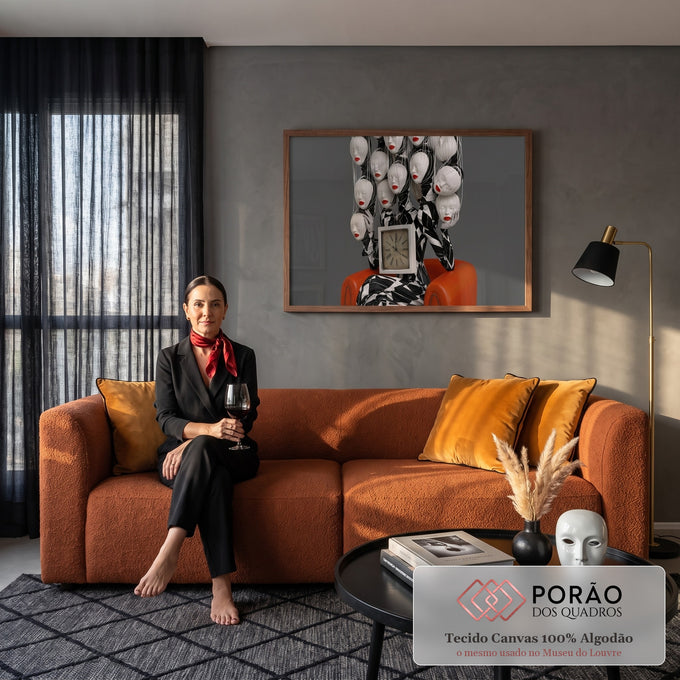 Figura surreal com máscaras de lábios vermelhos presas por fios e relógio antigo em poltrona, quadro decorativo