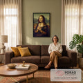 Quadro Decorativo Grande Mona Lisa Sorvete para Sala Marrom | quadros decorativos para sala de estar | Mona Lisa segurando casquinha de sorvete verde em retrato clássico | em ambiente 3 | Porao dos Quadros