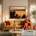 Quadro Decorativo Grande Veleiros ao Pôr do Sol para Sala | quadros decorativos para sala de estar | veleiros em mar dourado ao pôr do sol com montanhas e pinheiros ao fundo | em ambiente 3 | Porao dos Quadros