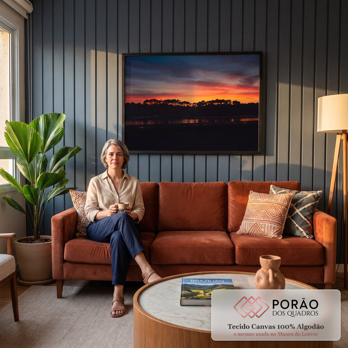 Pôr do sol laranja e azul no crepúsculo, silhueta de pinheiros refletida na água da maré, quadro decorativo